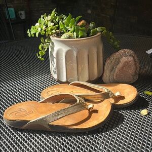 Olukai Kumu Gold leather flip flop